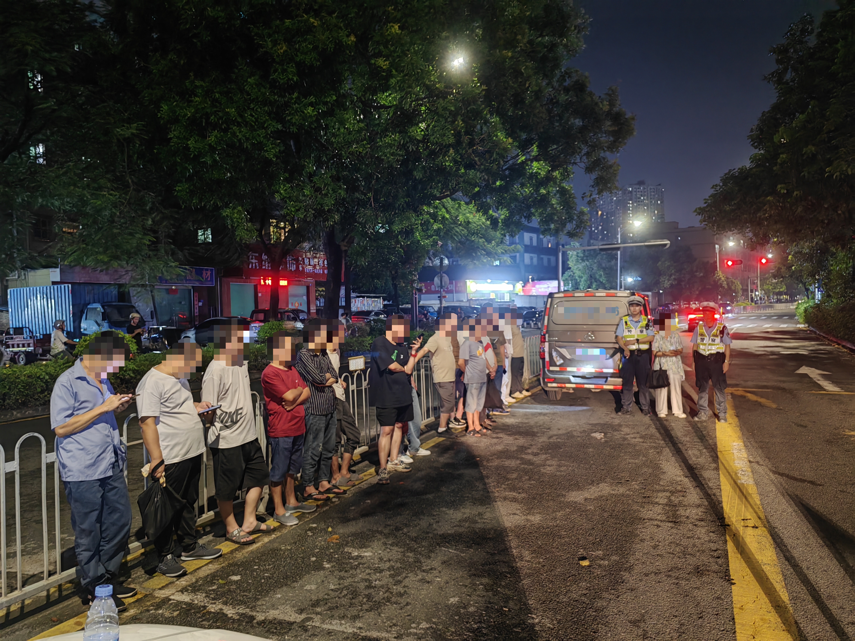 “挤一挤还能坐”？交警提醒：这样开车拉人要被扣车、扣证！