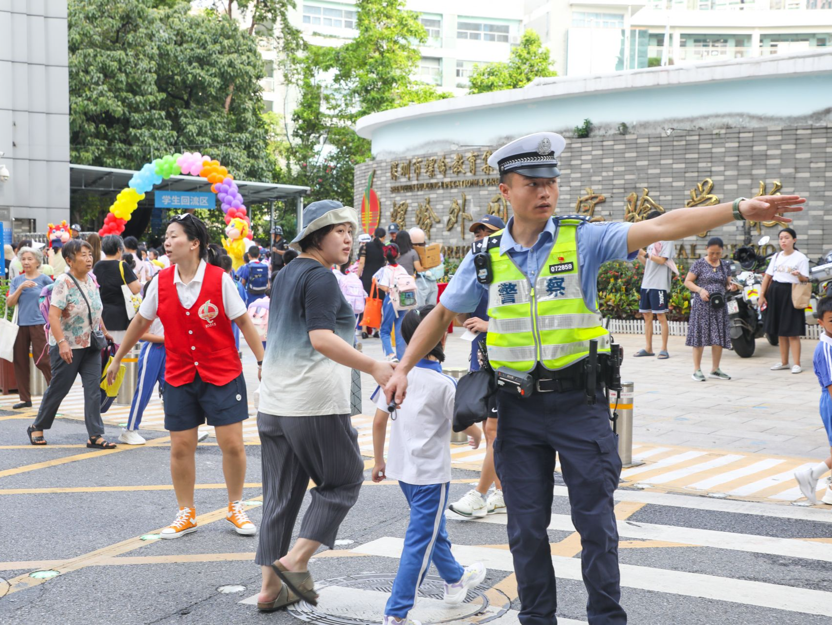 开学首日，深圳交警护航学生返校路