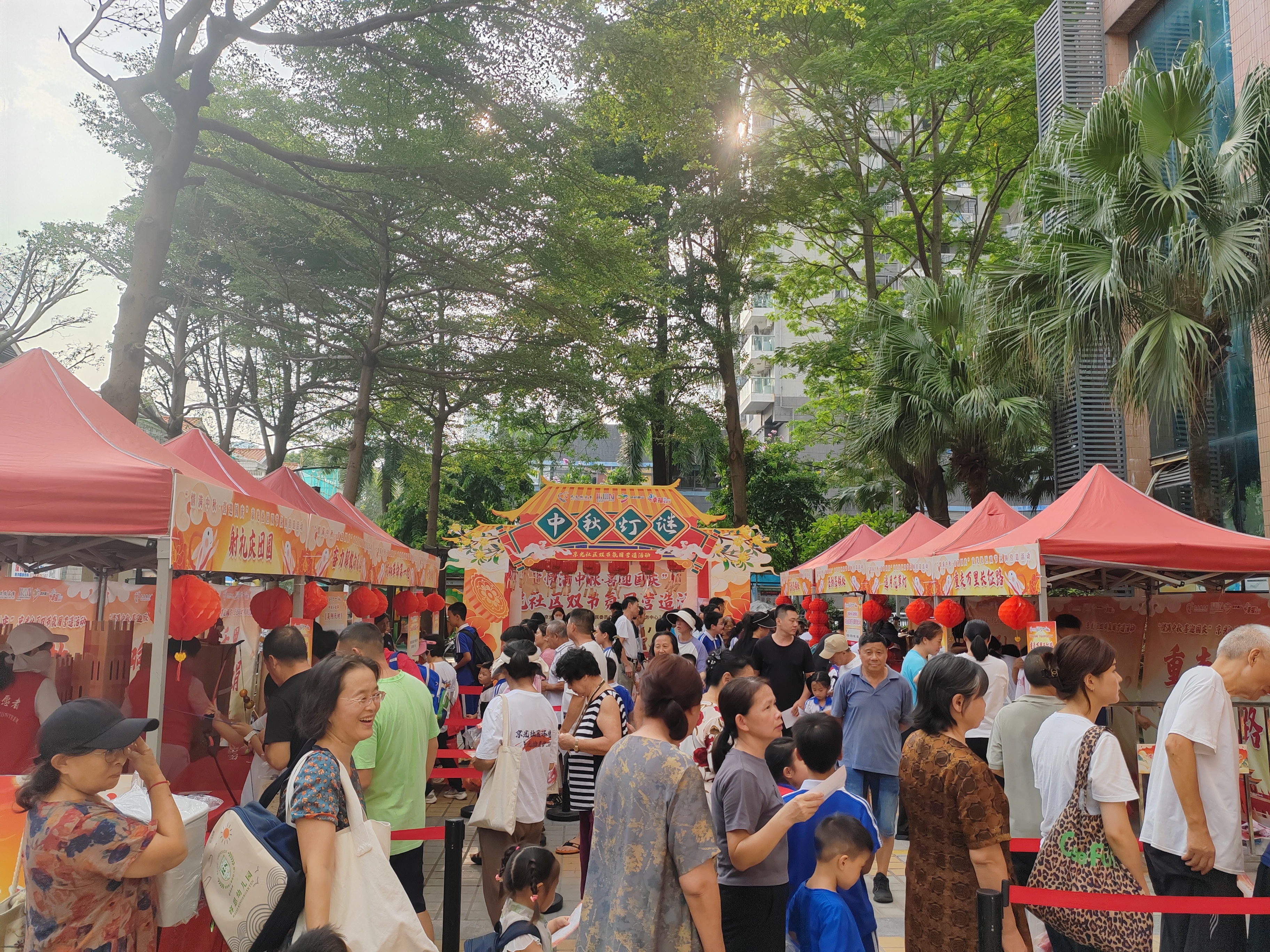 南山京光社区举行“双节”氛围营造活动