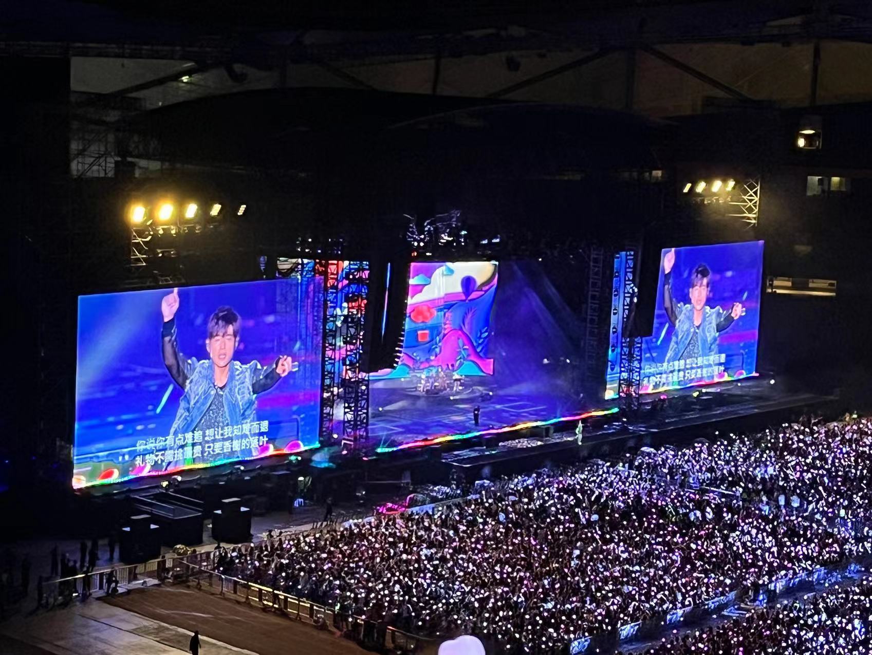 “告白气球”浪漫升空！周杰伦演唱会与无人机表演梦幻联动，是深圳站没错了