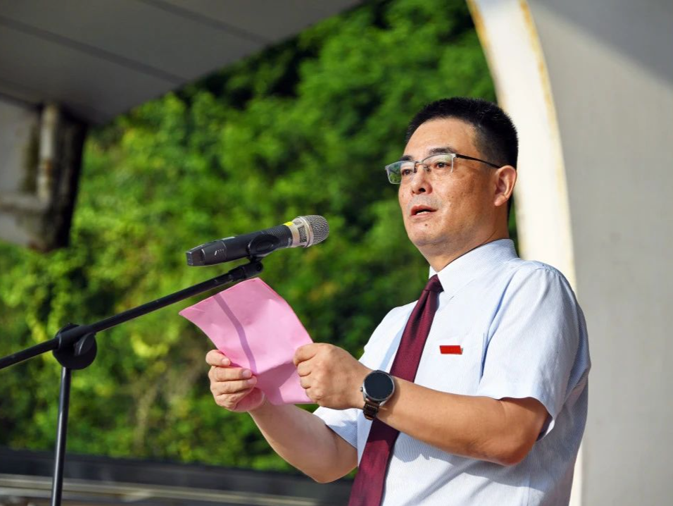 校长致辞丨深圳实验学校高中部校长邓旭：追光同行，用奋斗点亮青春