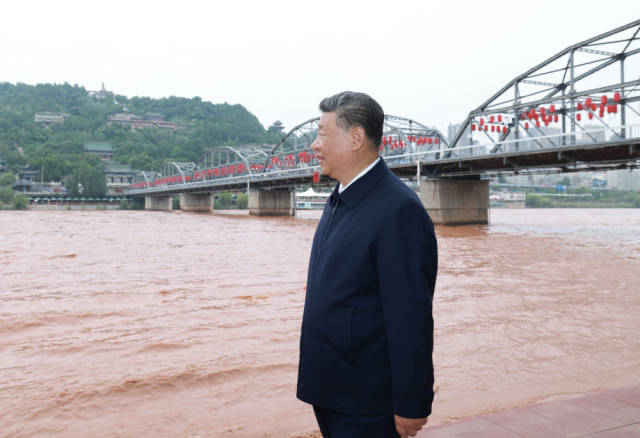 9月10日至13日，中共中央总书记、国家主席、中央军委主席习近平在甘肃考察。这是11日下午，习近平在黄河兰州中山桥段考察。新华社记者 王晔 摄