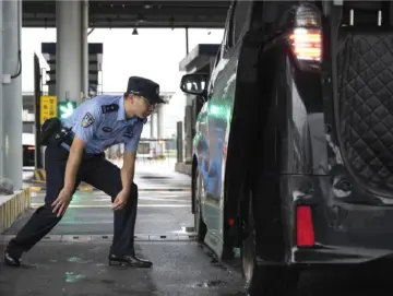 月圆人团圆，皇岗边检站民警守护平安中秋