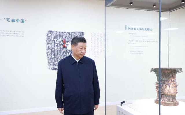 9月10日，中共中央总书记、国家主席、中央军委主席习近平在前往甘肃考察途中，来到陕西省宝鸡市参观宝鸡青铜器博物院。新华社记者 王晔 摄