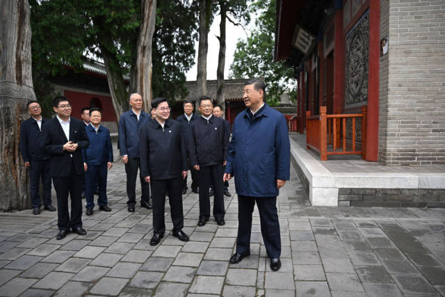 9月10日至13日，中共中央总书记、国家主席、中央军委主席习近平在甘肃考察。这是10日下午，习近平在天水市全国重点文物保护单位伏羲庙考察。新华社记者 谢环驰 摄