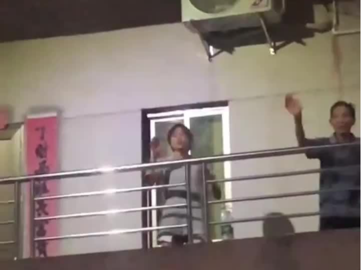 无人机在全红婵家上空飞，人群中出现导游？多方回应