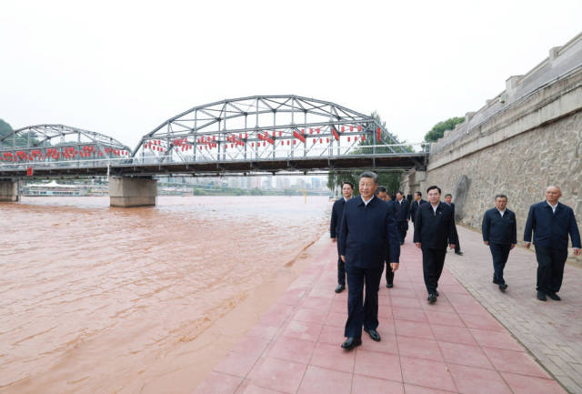 9月10日至13日，中共中央总书记、国家主席、中央军委主席习近平在甘肃考察。这是11日下午，习近平在黄河兰州中山桥段考察。新华社记者 王晔 摄