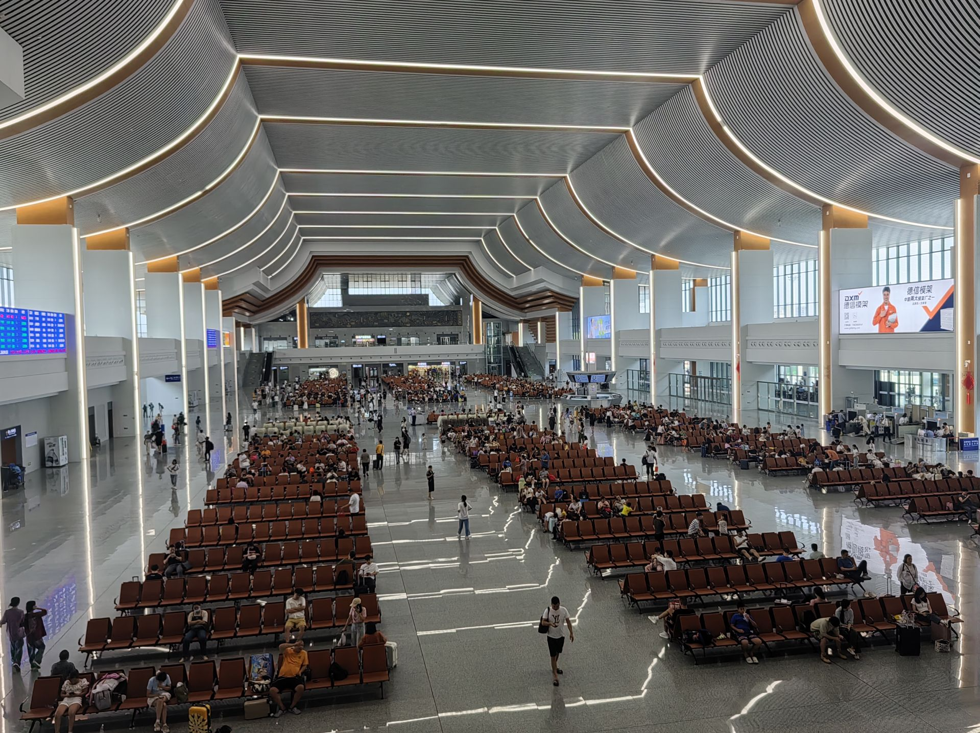 国庆黄金周潮汕站适当增加往返广深方向运力投放，预计到发旅客创同期新高