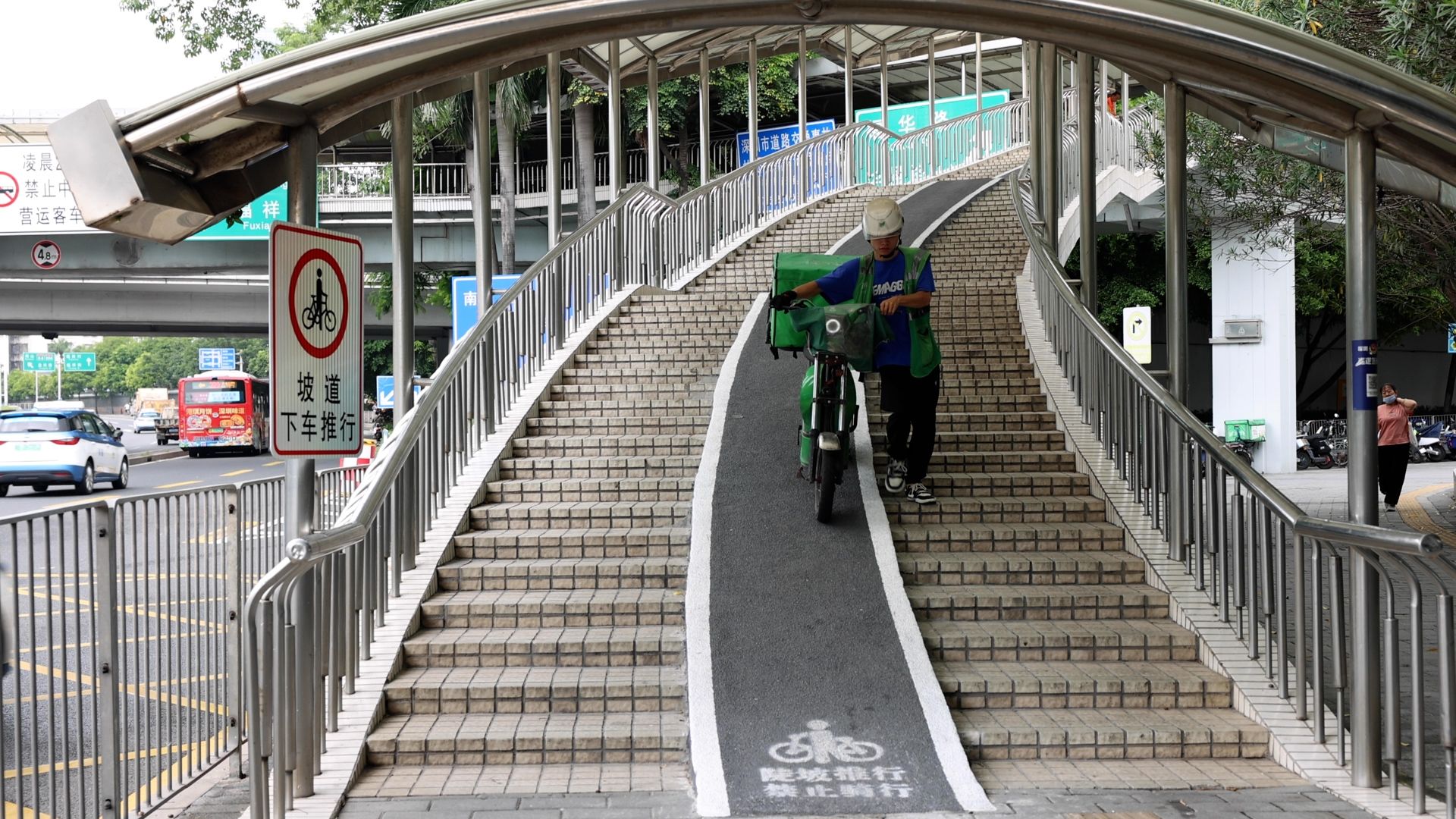 南园街道天桥变装记：宽畅坡道守护骑手安全，雨天从此不再“滑”行