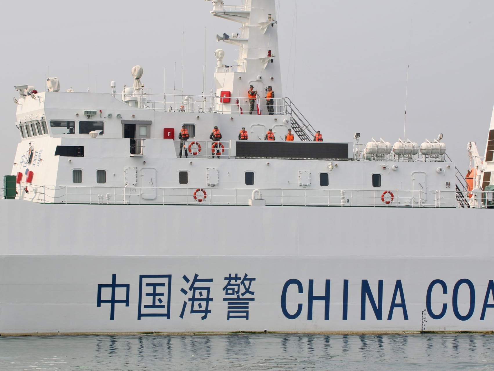 中国海警局新闻发言人就菲向非法“坐滩”仁爱礁军舰运补发表谈话
