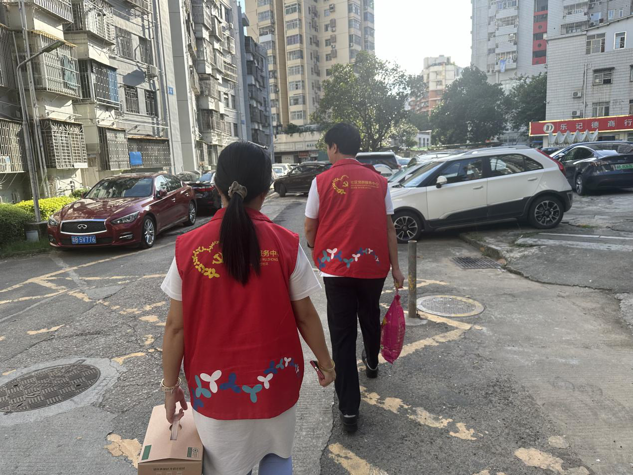 “迎国庆 暖童心”，翠竹社区开展慰问辖区困境儿童活动