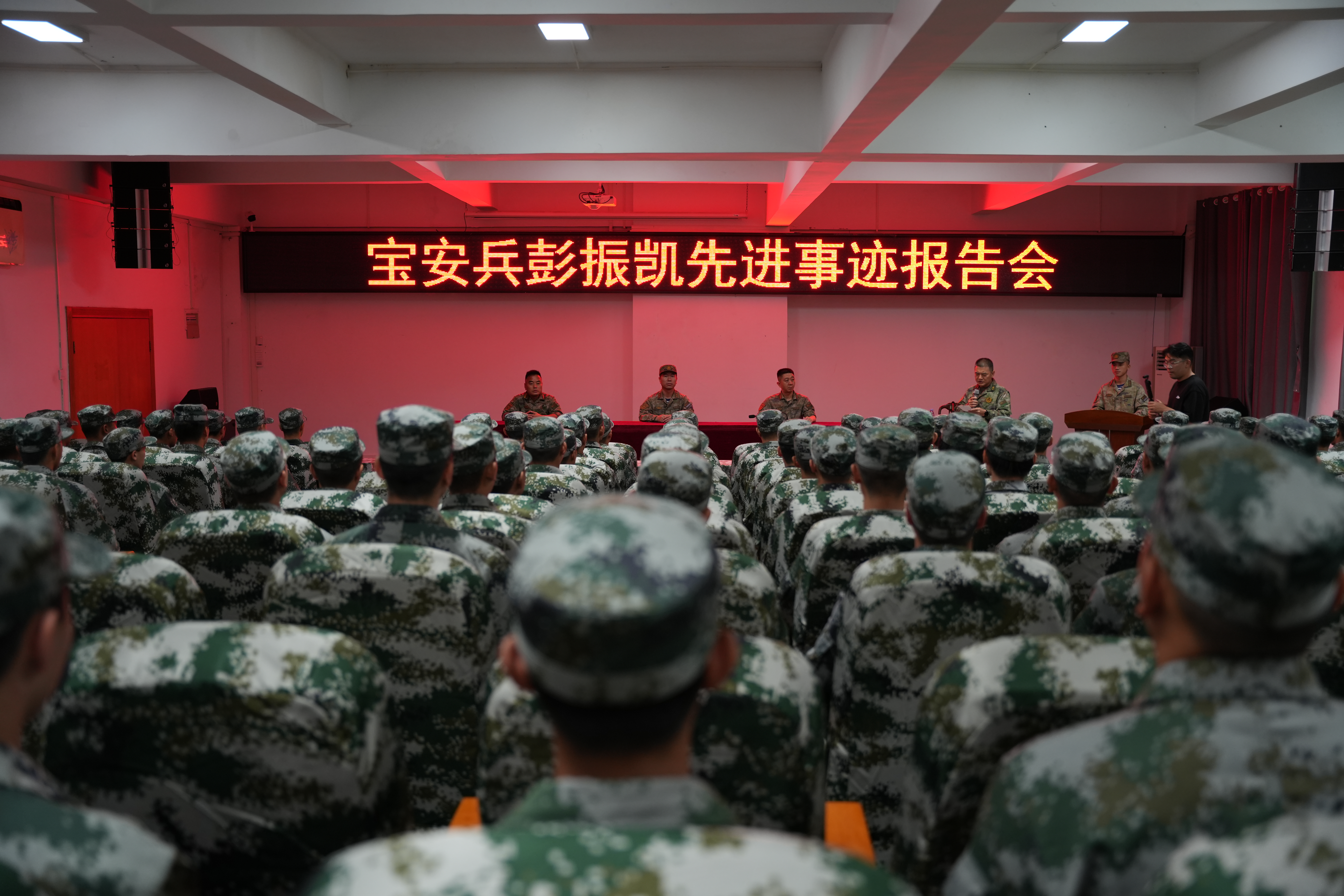 军中见义勇为好榜样回家乡作报告，宝安子弟兵先进事迹激发“准新兵”爱国热情