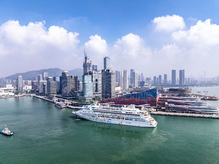 “蓝梦之歌”号邮轮首靠深圳国际邮轮母港