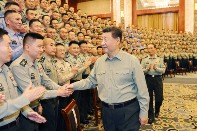 9月10日至13日，中共中央总书记、国家主席、中央军委主席习近平在甘肃考察。这是12日上午，习近平在兰州亲切接见驻兰州部队官兵代表，代表党中央和中央军委向驻兰州部队全体官兵致以诚挚问候。新华社记者 李刚 摄