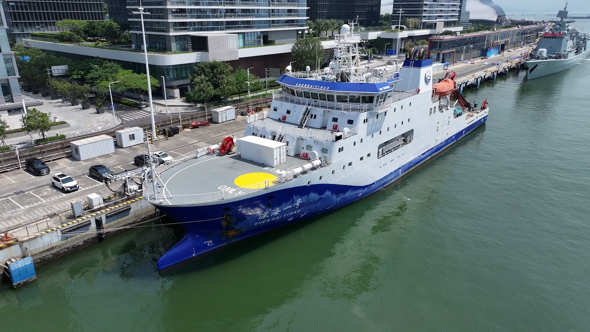 “深海一号”科考母船携“蛟龙号”载人潜水器抵深