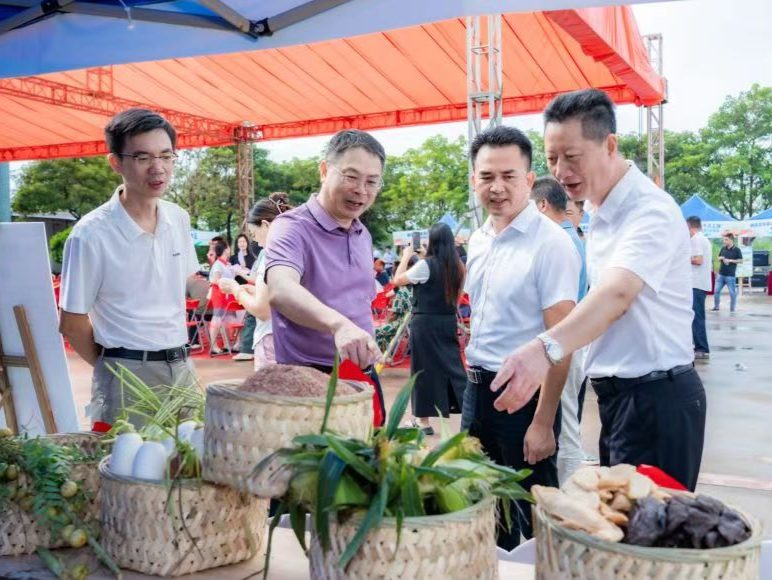 “岐石塭虾 游遍天下”！揭阳市惠来县岐石镇“政银担”合力助农养好“致富虾”