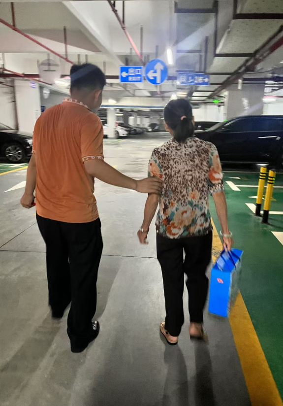 松岗网格员中秋假期展温情，好人好事不断暖人心