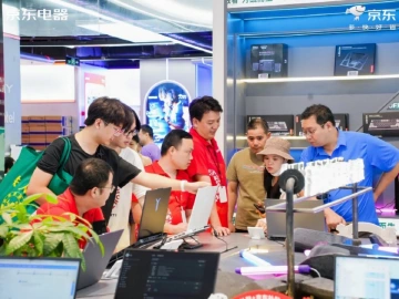 深圳市新一轮家电以旧换新补贴政策正式实施，消费者在京东电器华强北店排起“换新长龙”