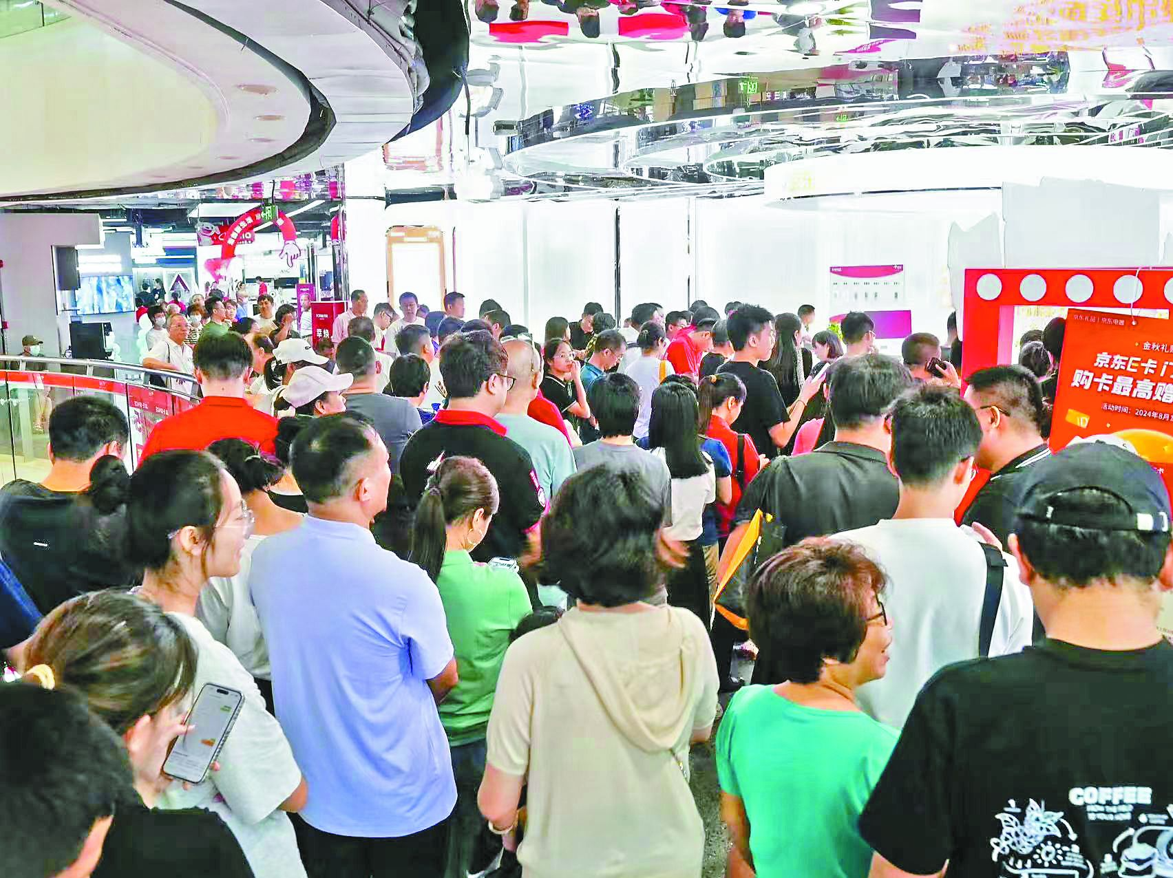 ​晶报特别报道 | 消费补贴“加码”来袭，台风天探访火热的汽车、家电卖场