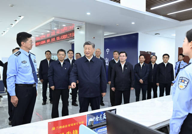 9月10日至13日，中共中央总书记、国家主席、中央军委主席习近平在甘肃考察。这是11日下午，习近平在兰州市公安局安宁分局刘家堡派出所考察。新华社记者 燕雁 摄