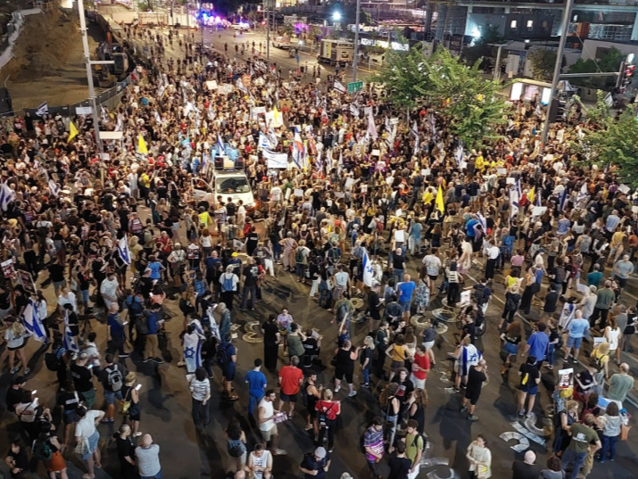以民众连续第三天举行抗议活动 要求达成停火 