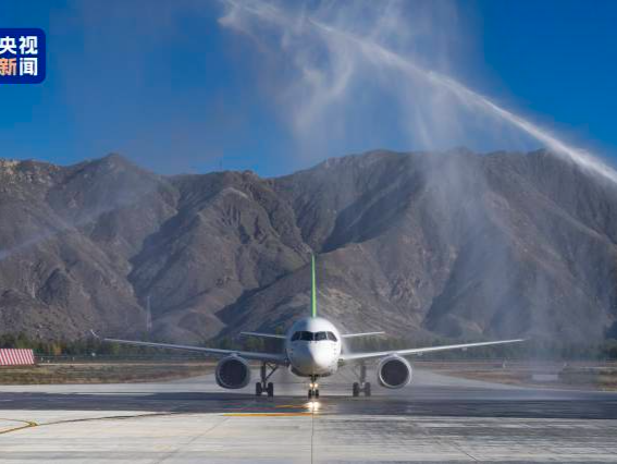 C919首次飞抵拉萨！国产商用飞机相聚“世界屋脊”