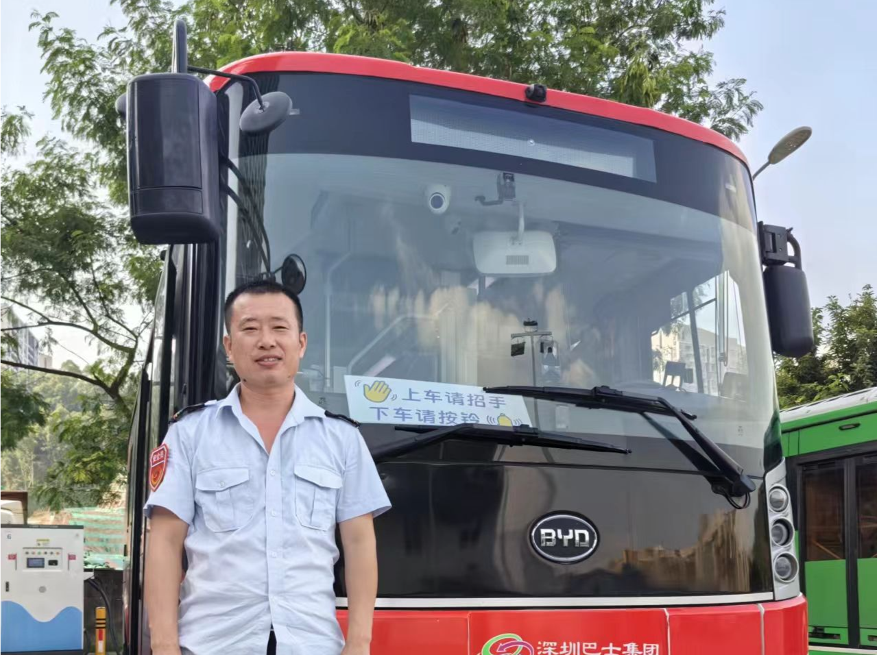 小女孩公交车上突发摔倒，司机全程送医陪护感动市民