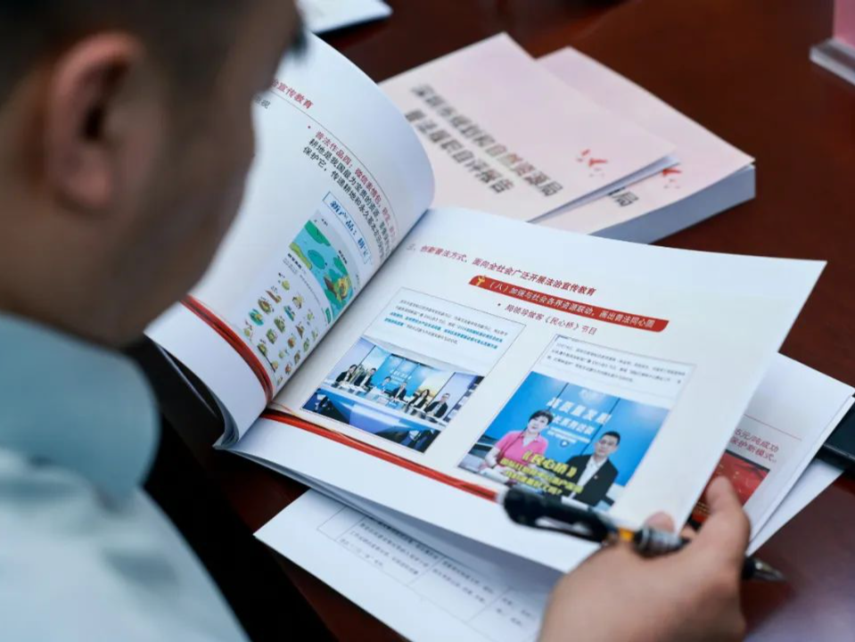 2024年深圳市国家机关“谁执法谁普法”履职报告评议活动实地考察开始