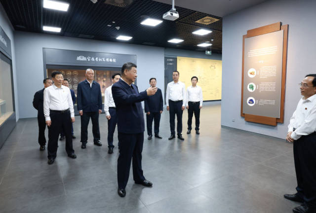 9月10日，中共中央总书记、国家主席、中央军委主席习近平在前往甘肃考察途中，来到陕西省宝鸡市参观宝鸡青铜器博物院。新华社记者 王晔 摄