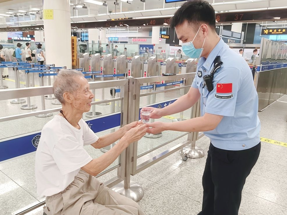 暖心！八旬老人外出迷路口岸，边检民警援助平安回家