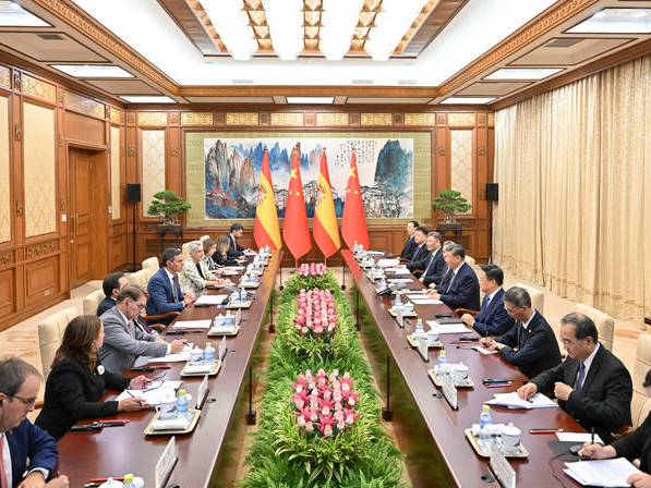 习近平会见西班牙首相桑切斯