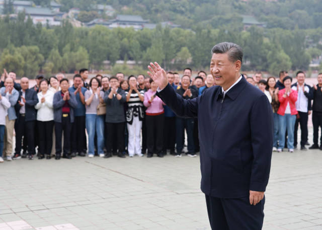 9月10日至13日，中共中央总书记、国家主席、中央军委主席习近平在甘肃考察。这是11日下午，习近平在黄河兰州中山桥段考察时，向在场的干部群众挥手致意。新华社记者 王晔 摄