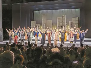 深圳原创舞剧《咏春》英国首演 观众纷纷站立鼓掌 演员多次谢幕