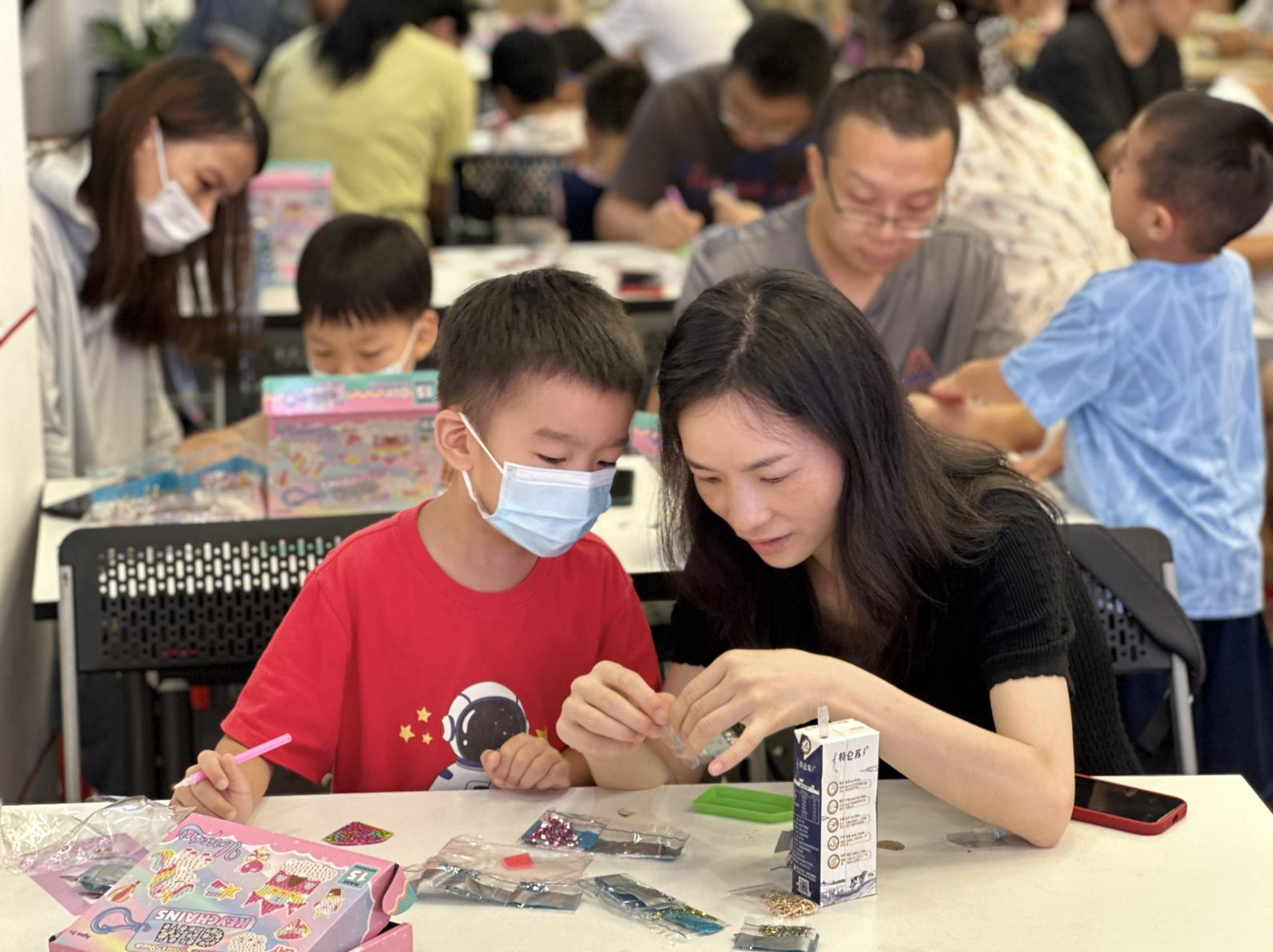 南山花果山社区举行学龄前儿童手工系列活动