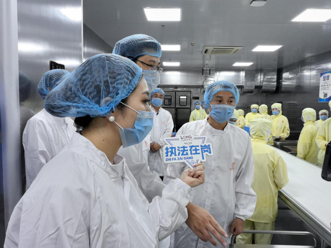 守护师生“舌尖上的安全”，龙岗区“执法在岗”直击配餐企业生产全流程