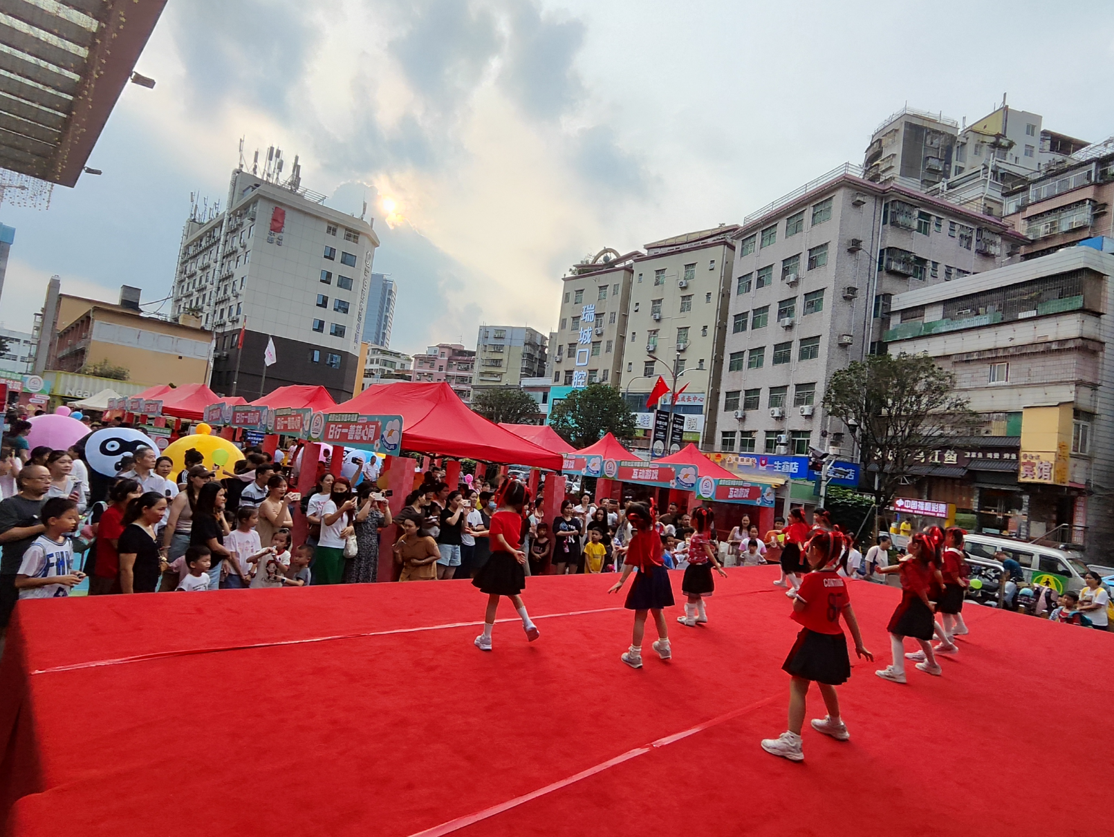 绿景社区开展邻里幸福集市活动