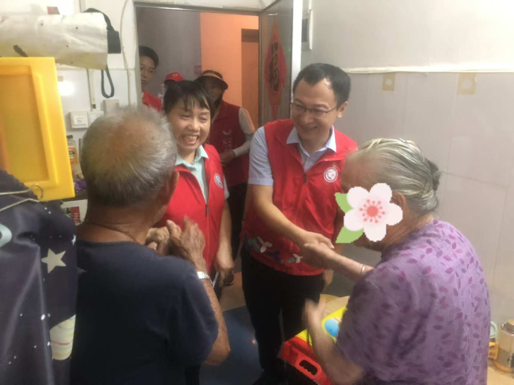 南山湾厦社区中秋节为特殊家庭送关爱传递温暖
