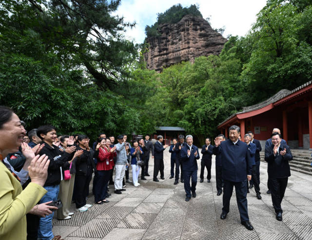 9月10日至13日，中共中央总书记、国家主席、中央军委主席习近平在甘肃考察。这是11日上午，习近平在天水市麦积山石窟考察时，向现场游客挥手致意。新华社记者 谢环驰 摄