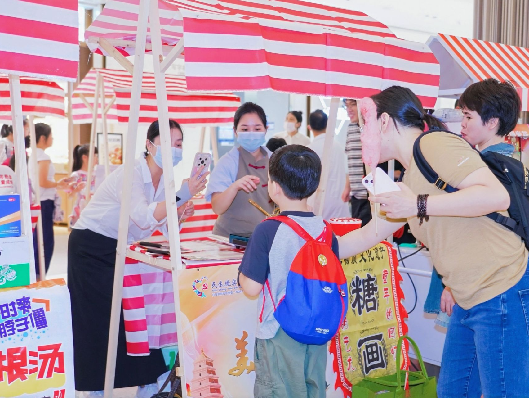 南山白石洲东社区文创服务市集举行，居民沉浸式体验传统文化