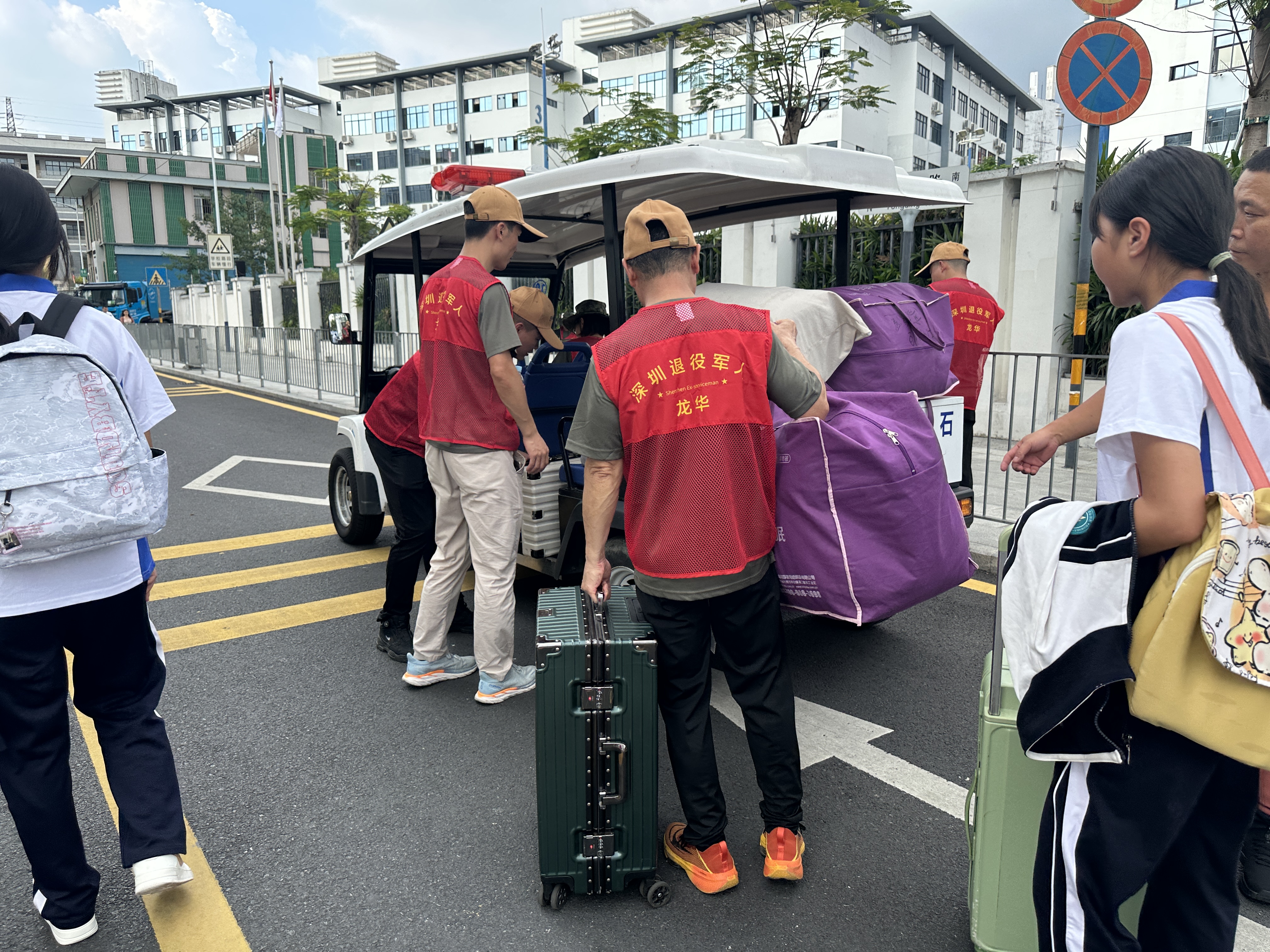 携手共筑安全防线，龙华区开展退役军人护学活动