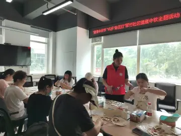 翠竹社区开展做花灯中秋主题活动