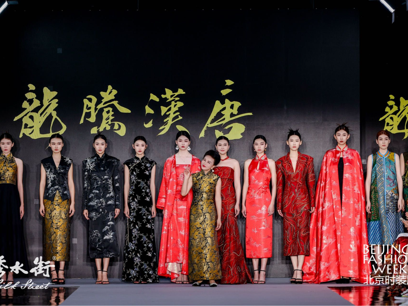龙腾汉唐首次惊艳亮相SS 2025北京时装周，华丽绽放新国风之美