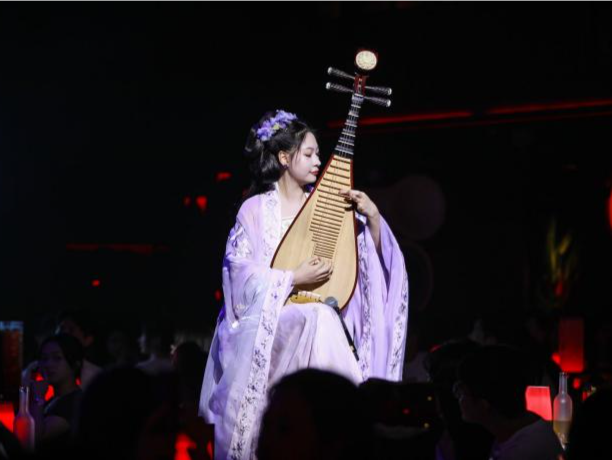用音乐传递美好，胡桃里十周年“艺术演出季”点亮城市夜生活