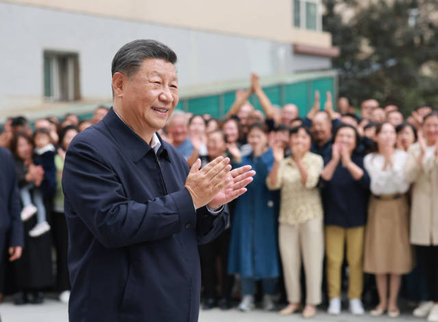 9月10日至13日，中共中央总书记、国家主席、中央军委主席习近平在甘肃考察。这是11日下午，习近平在兰州市安宁区枣林西社区考察。新华社记者 王晔 摄
