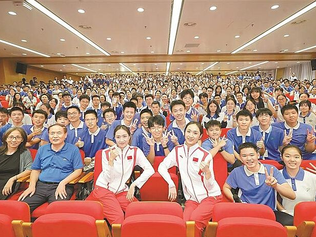 冠军姐妹花走进深中，分享冠军之路，鼓励学生拼搏