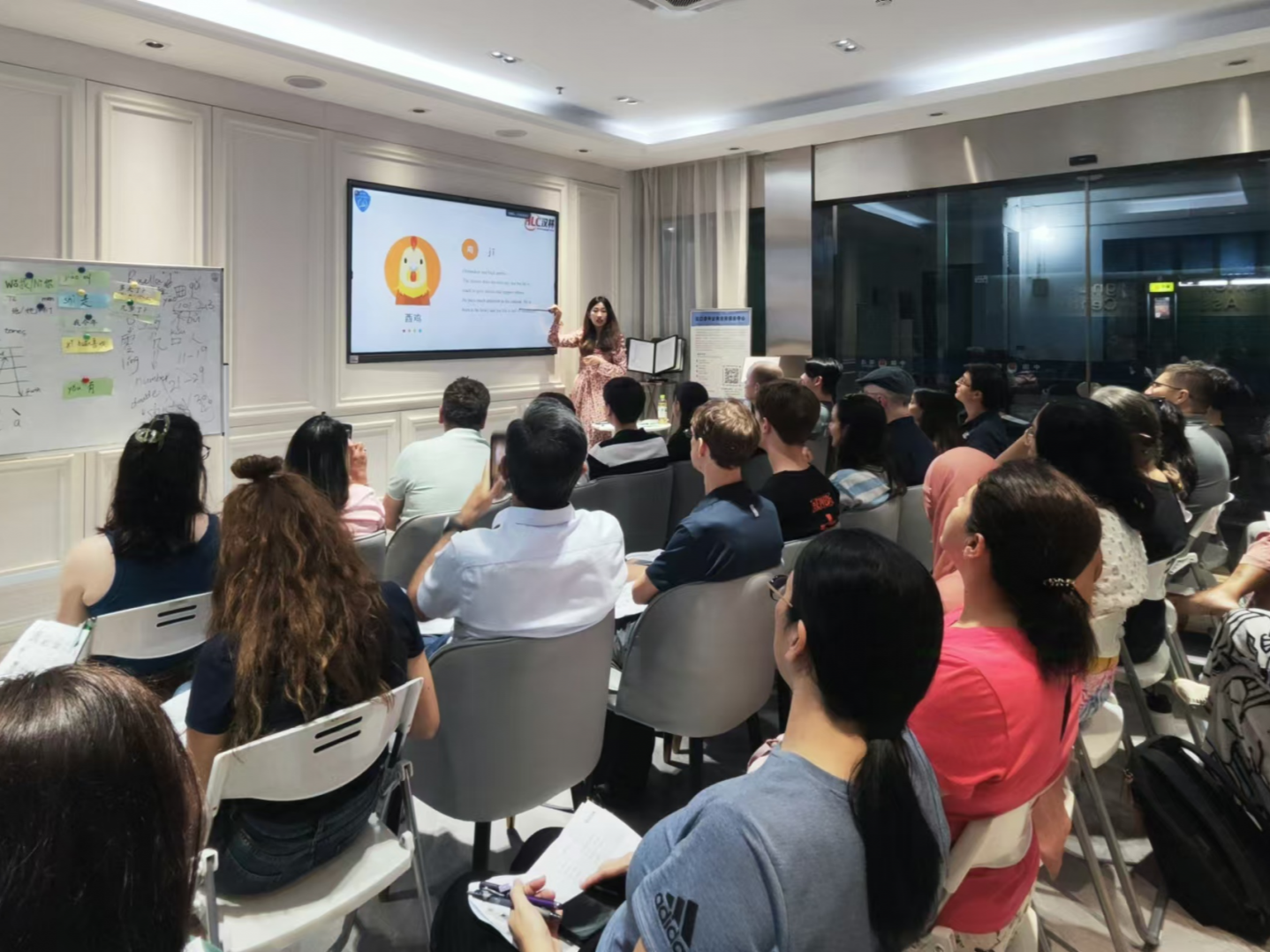 学习语言、结交新友、融入生活，外国人在深圳上夜校收获满满