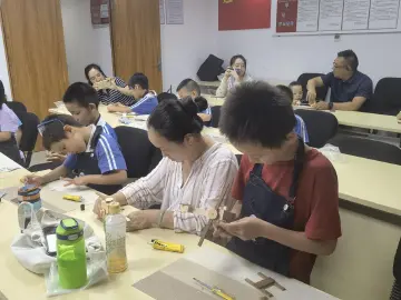 翠达社区开展“童年木语”木工公益课堂