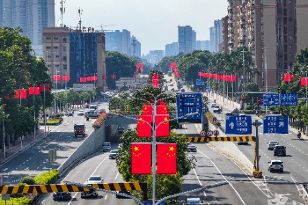 中山国庆氛围渐浓，街头飘扬“中国红”