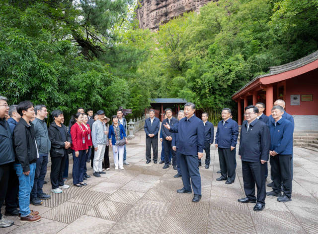 9月10日至13日，中共中央总书记、国家主席、中央军委主席习近平在甘肃考察。这是11日上午，习近平在天水市麦积山石窟考察时，同现场游客亲切交流。新华社记者 翟健岚 摄