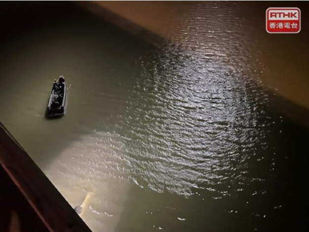 深圳湾大桥香港侧一小车坠海，港媒：救出男子不治身亡，为海关关员 